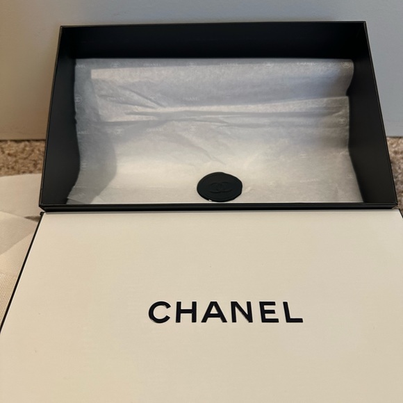 CHANEL Box with tissue & stamp and envelope - Picture 3 of 6